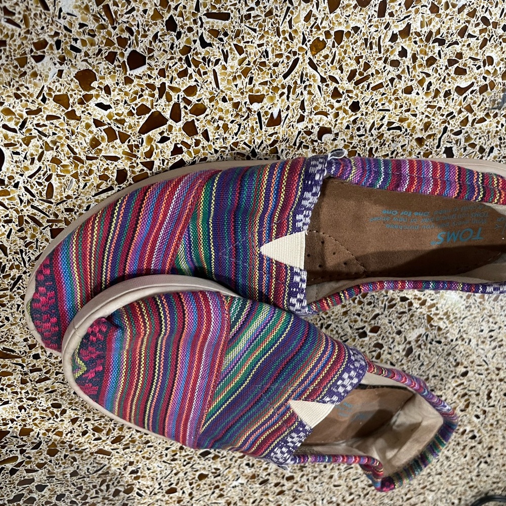 Toms multi-colored shoe. Youth size 5 Good condition. Gently used.
